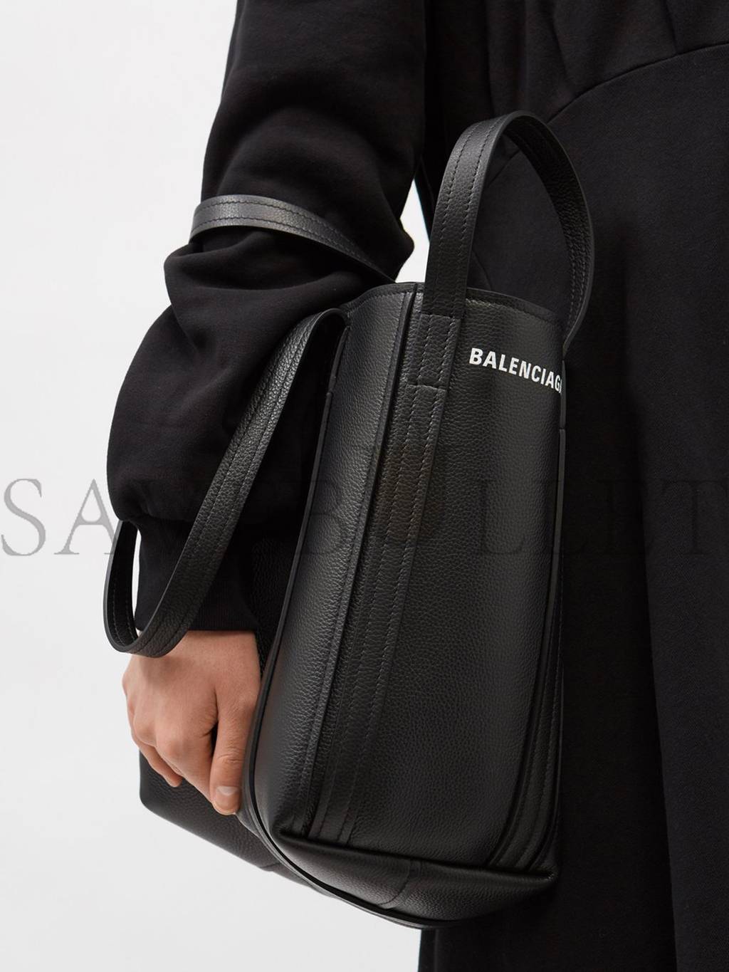 BALENCIAGA BLACK EVERYDAY LOGO-PRINT LEATHER TOTE BAG MATCHESFASHION US (22.5*14.5*10cm)